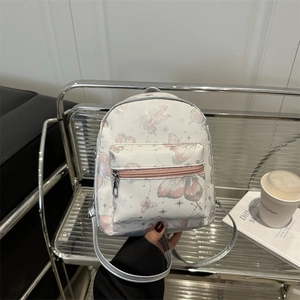 Mini-Rucksack mit Schmetterlingsdruck, rosa Reißverschlüssen und silbernen Trägern