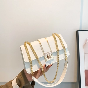 Elegante borsa sottobraccio bianca a coccodrillo con catena d'oro e fibbia in metallo