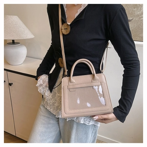 Detailansicht beige PU-Umhängetasche mit PVC-Fenster am Modell in Innenräumen