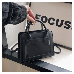 Detail der schwarzen PU-Lederhandtasche mit großem transparentem PVC-Sichtfenster