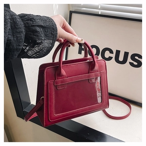 Detailansicht weinrote ITA Tasche mit transparentem Fach und Schultergurt