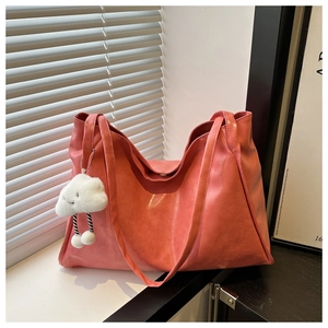 Détail du sac cabas rose corail avec charm nuage en peluche et doubles bandoulières