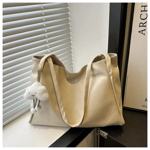 Détail du grand sac cabas crème en cuir PU avec pendentif en forme de nuage doux