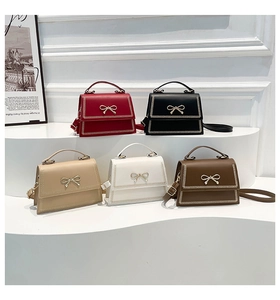 Minibolsos de hombro coloridos con lazo dorado y bordes trenzados en un grupo