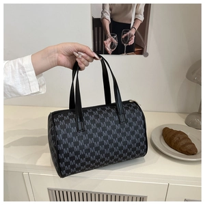 Détail du sac Boston avec imprimé lettres M gris et poignées en cuir noir de qualité