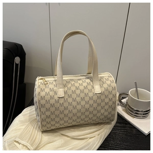 Vue détaillée du sac Boston beige avec imprimés M gris et texture en similicuir