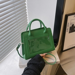 Sac bandoulière vert en similicuir avec poche avant en PVC transparent et double poignée