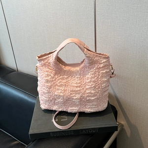 Sac à Épaule Texture Bulles Grande Capacité Femmes Sac à Main Nylon Plissé Avec Pendentif Ours Sac Bandoulière Minimaliste