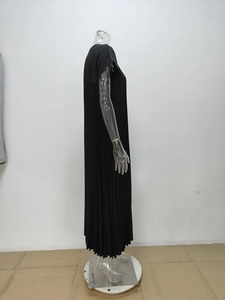 Seitenansicht des eleganten schwarzen plissierten ärmellosen Maxikleides für Damen