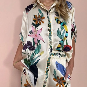 Détail d'un ensemble pyjama en satin artistique avec imprimés floraux et tissu soyeux