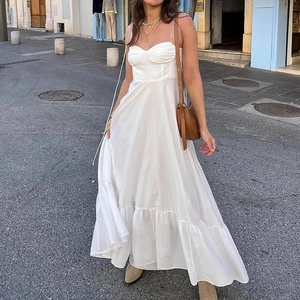 Élégante robe longue blanche sans manches avec corsage ajusté et ourlet à volants