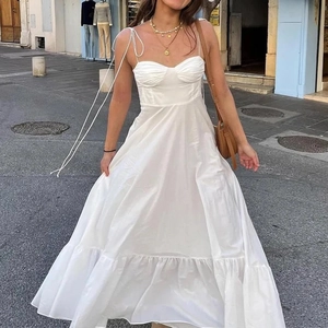 Robe midi blanche élégante à taille haute avec fines bretelles et buste plissé