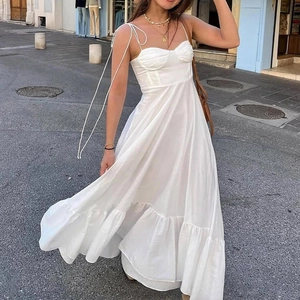 Robe longue blanche élégante à fines bretelles avec ourlet volanté et bustier plissé