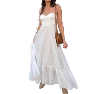 Robe longue blanche chic à fines bretelles avec ourlet volanté pour un look estival pur