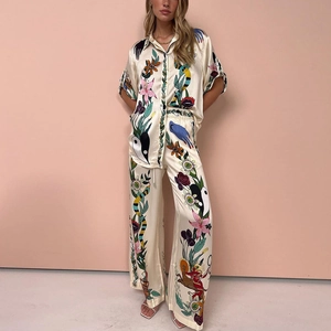 Ensemble Top Et Bottom pour Femmes en Polyester Aspect Satiné Imprimé Artistique Chemise Manches Courtes Et Pantalon Large