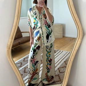 Ensemble 2 pièces femme avec chemise à imprimé surréaliste et pantalon large en soie