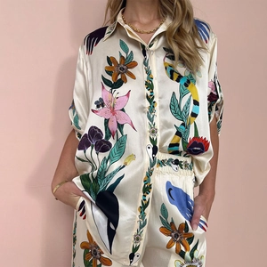 Ensemble 2 pièces en satin imprimé pour femme avec chemise courte et pantalon