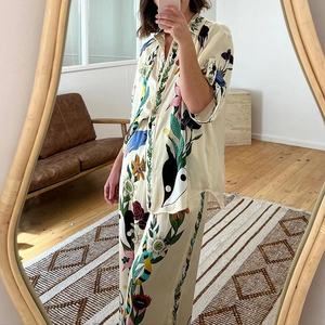 Ensemble chic deux pièces en satin floral avec chemise et pantalon ample