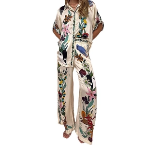 Ensemble deux pièces pour femme avec chemise imprimée et pantalon large beige
