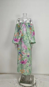 Dettaglio dell'abito lungo a fiori tie-dye con scollo a barchetta e grandi maniche a sbuffo