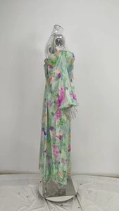 Dettaglio dell'abito lungo tie-dye con spalle scoperte e maniche a sbuffo trasparenti