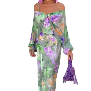 Set coordinato con abito lungo e scialle da donna con stampa tie-dye artistica verde
