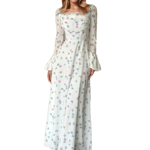 Elegant floral print maxi dress with square neck and flared long sleeves in white