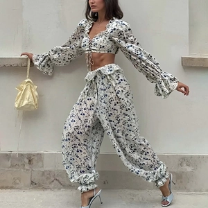 Ensemble deux pièces avec haut court floral à manches bouffantes et pantalon sarouel