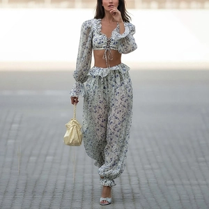 Ensemble floral deux pièces avec haut court à manches longues et pantalon taille haute