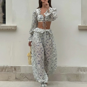 Ensemble floral deux pièces avec haut court à manches longues et pantalon large taille haute