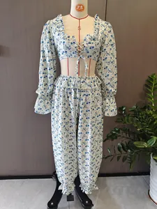 Détail d'un ensemble floral deux pièces avec haut court lacé et pantalon à volants