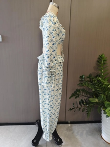 Détail d'un ensemble floral bleu avec haut court à volants et pantalon à taille élastique