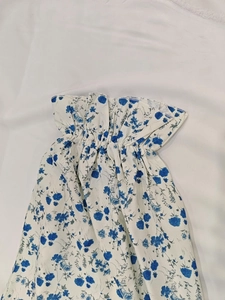 Détail du haut à fleurs bleues avec poignets élastiques à volants en mousseline légère