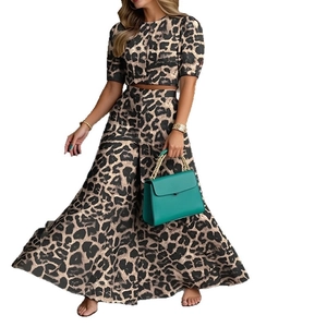 Ensemble deux pièces pour femme avec crop top léopard et jupe longue taille haute