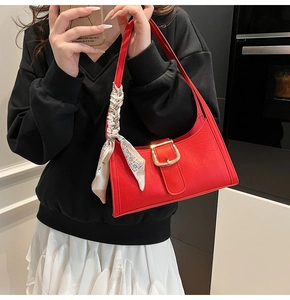 Sac à bandoulière rouge avec texture crocodile, boucle dorée et foulard en soie décoratif