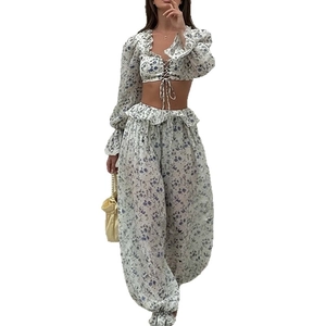 Ensemble floral deux pièces pour femme avec haut court à manches longues et pantalon large