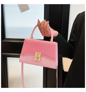Détail du sac vintage français rose avec rabat tissé et fermoir rotatif doré élégant