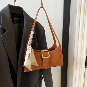 Sac à épaule vintage marron gaufré crocodile avec boucle dorée et foulard en soie