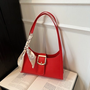 Sac à épaule rouge élégant à texture crocodile avec boucle dorée et foulard en soie chic
