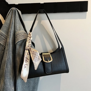 Sac sous le bras rétro noir effet crocodile avec boucle dorée et foulard en soie