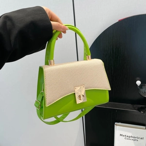 Sac bandoulière chic en cuir vert et tissage beige avec fermoir rotatif doré et anse