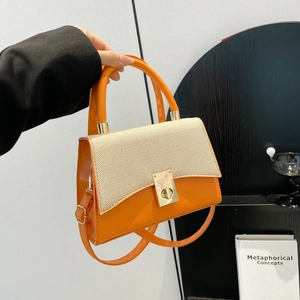 Sac bandoulière moderne en cuir orange et tissu tissé avec fermoir doré minimaliste