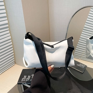 Minimalistische weiße Umhängetasche mit schwarzem, breitem Textilschultergurt für Damen