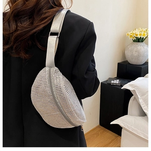 Detail der silbernen Strass-Gürteltasche mit breitem Schultergurt und funkelnden Kristallen