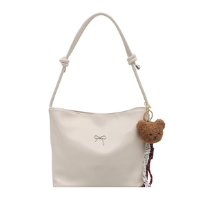 Elegante cremeweiße Schultertasche mit Schleifenlogo aus Metall und süßem Bären-Anhänger