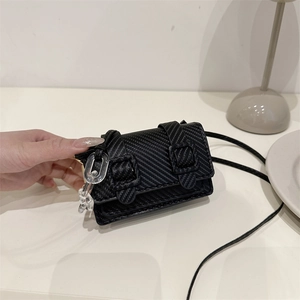 Mini schwarze Streetstyle Umhängetasche mit Carbon-Textur und Acryl-Kettendekor