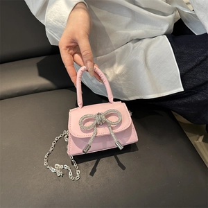 Sac à main rose en cuir PU avec nœud en strass et bandoulière chaîne argentée