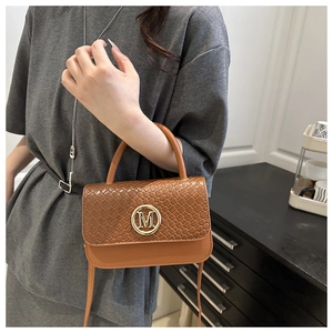 Détail du sac bandoulière marron avec boucle dorée M et rabat au design tissé élégant