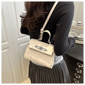 Dettaglio mini borsa Kelly bianco crema con chiusura argento e tracolla sottile rimovibile