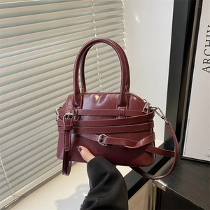 Sac à main bordeaux chic en forme de coquille avec sangles et boucles argentées